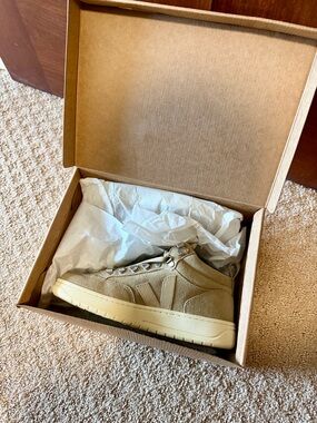 Veja Women’s NWTs Casual High-Top Sneaker in Beige